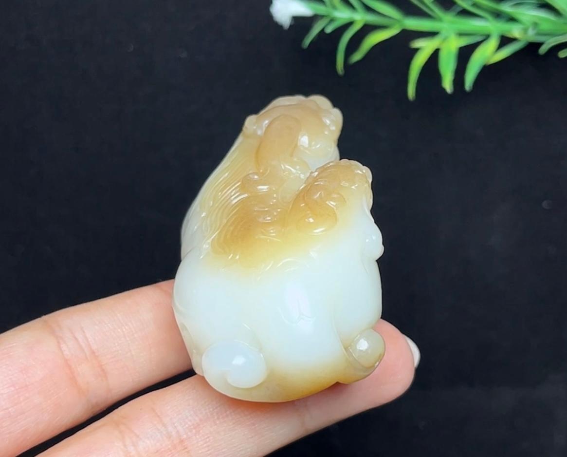 和田玉天地糖白羊脂玉子母貔貅携子上朝（94.9g）