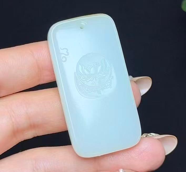 和田玉糖白羊脂玉莲花平安无事牌（33.2g）