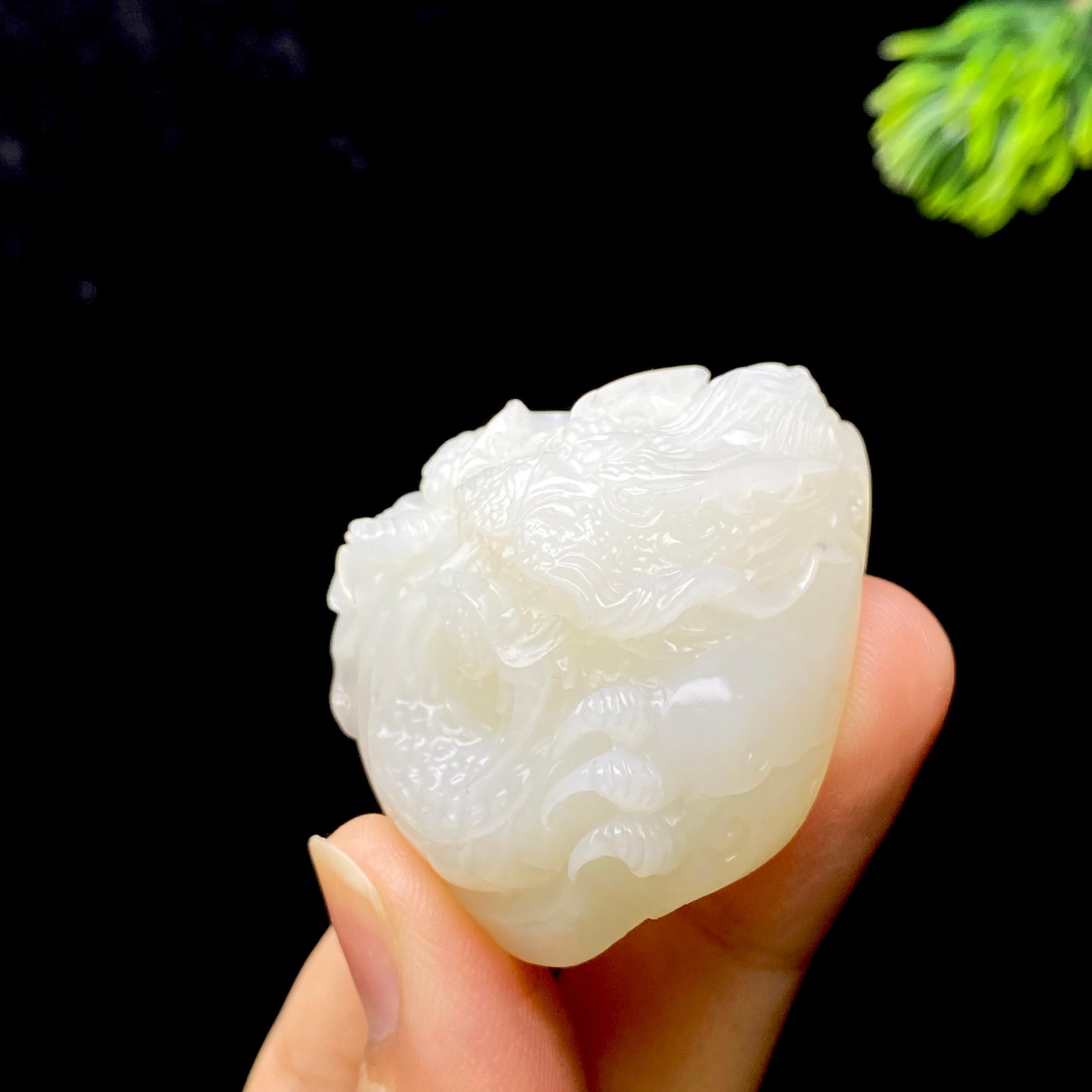 和田玉白玉籽料龙鱼吊坠（46.0g）