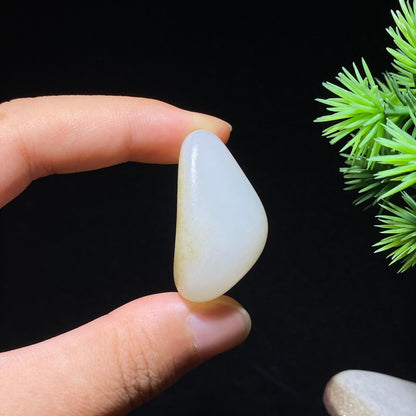 和田玉白玉秋梨皮籽料原石（20.8g）