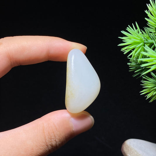 和田玉白玉秋梨皮籽料原石（20.8g）