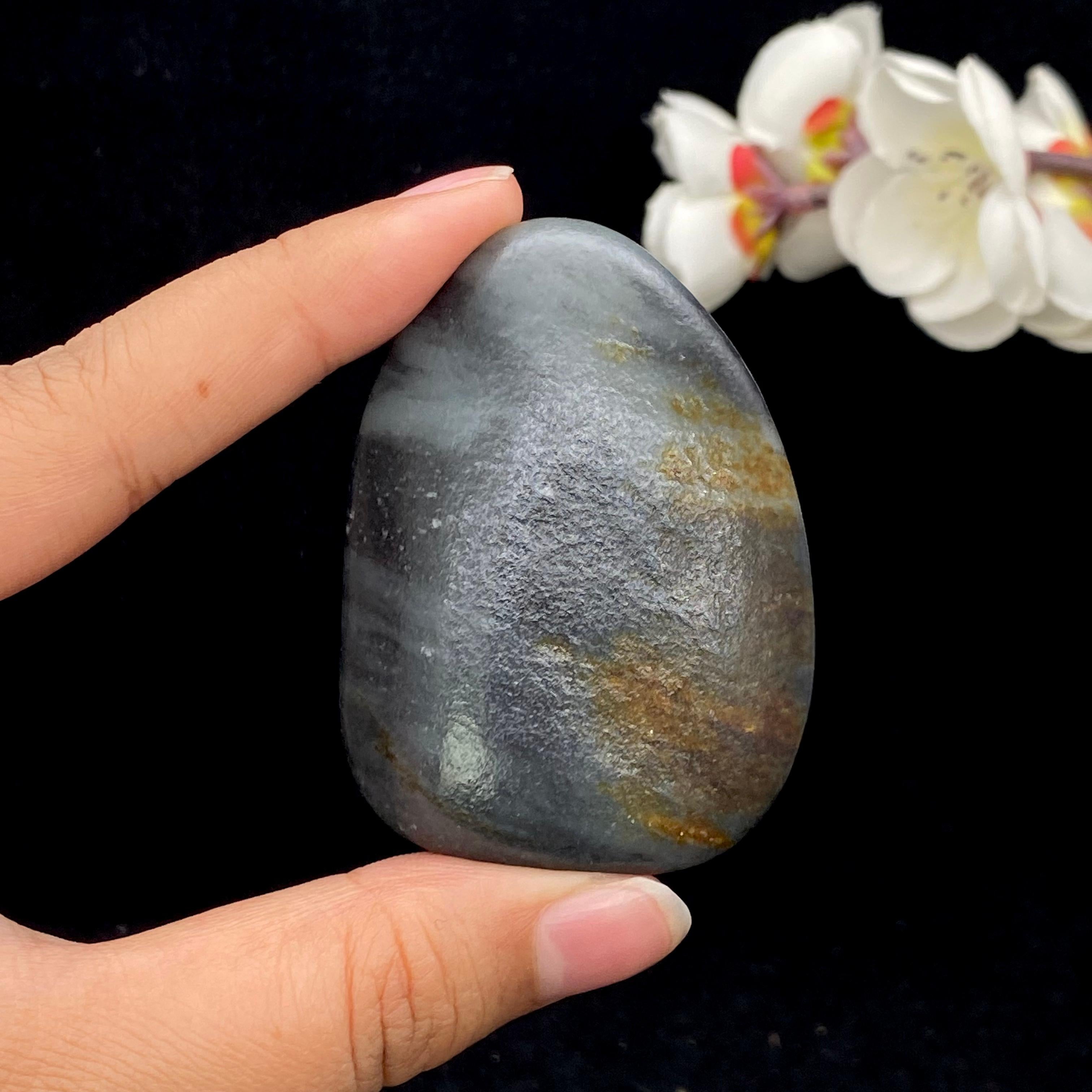 和田玉青花带洒金皮籽料手把件（56.2g）