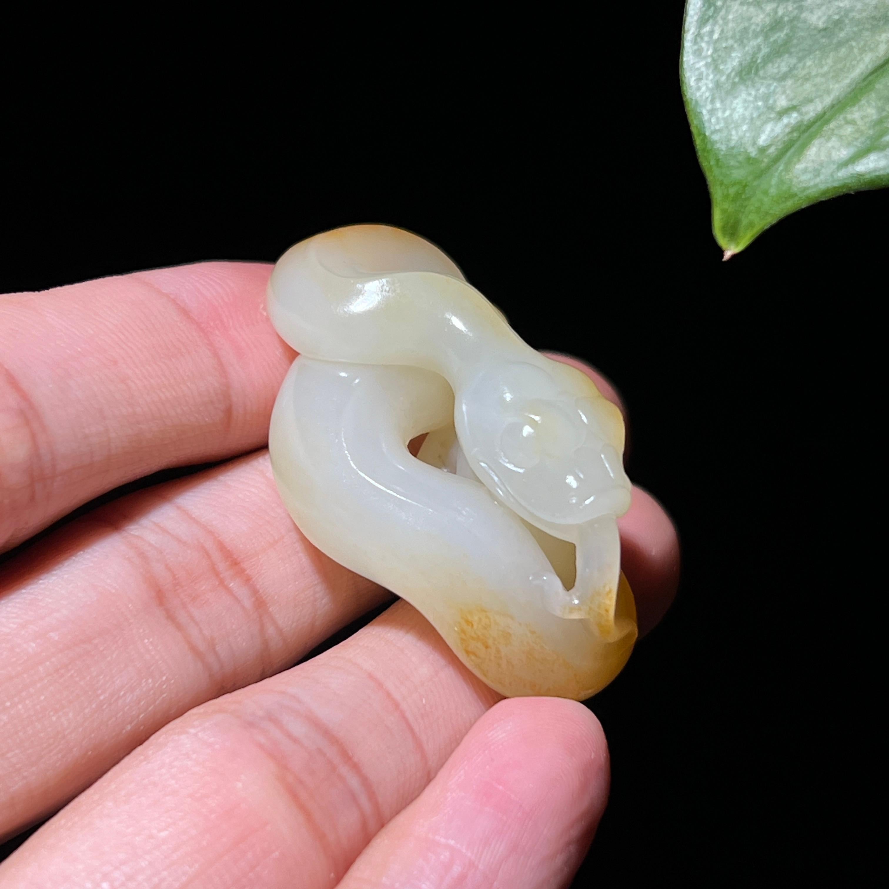 和田玉籽料沁黄玉种蛇挂件（20.1g）
