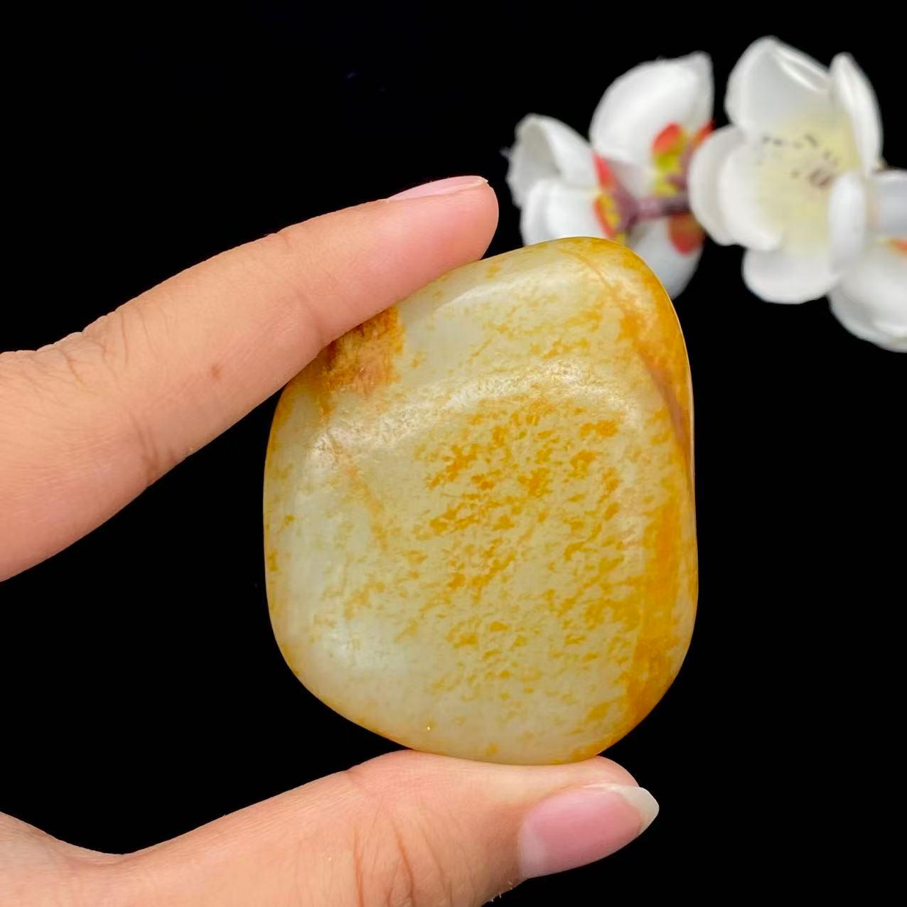 和田玉洒红皮籽料大挂件（65g）