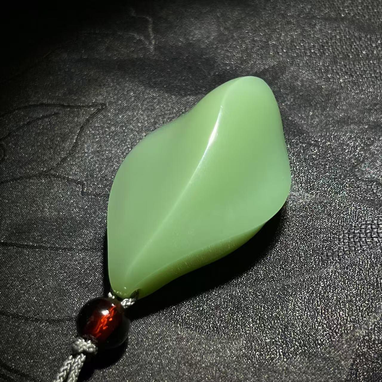 和田玉碧玉随形粉绿吊坠（25.6g）