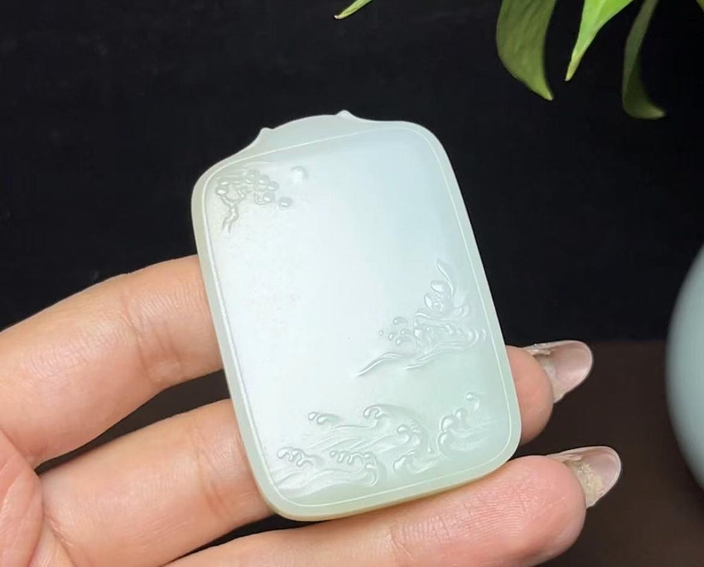 新疆和田玉特色三色料且末糖带翠羊脂玉山水牌（47.3g）