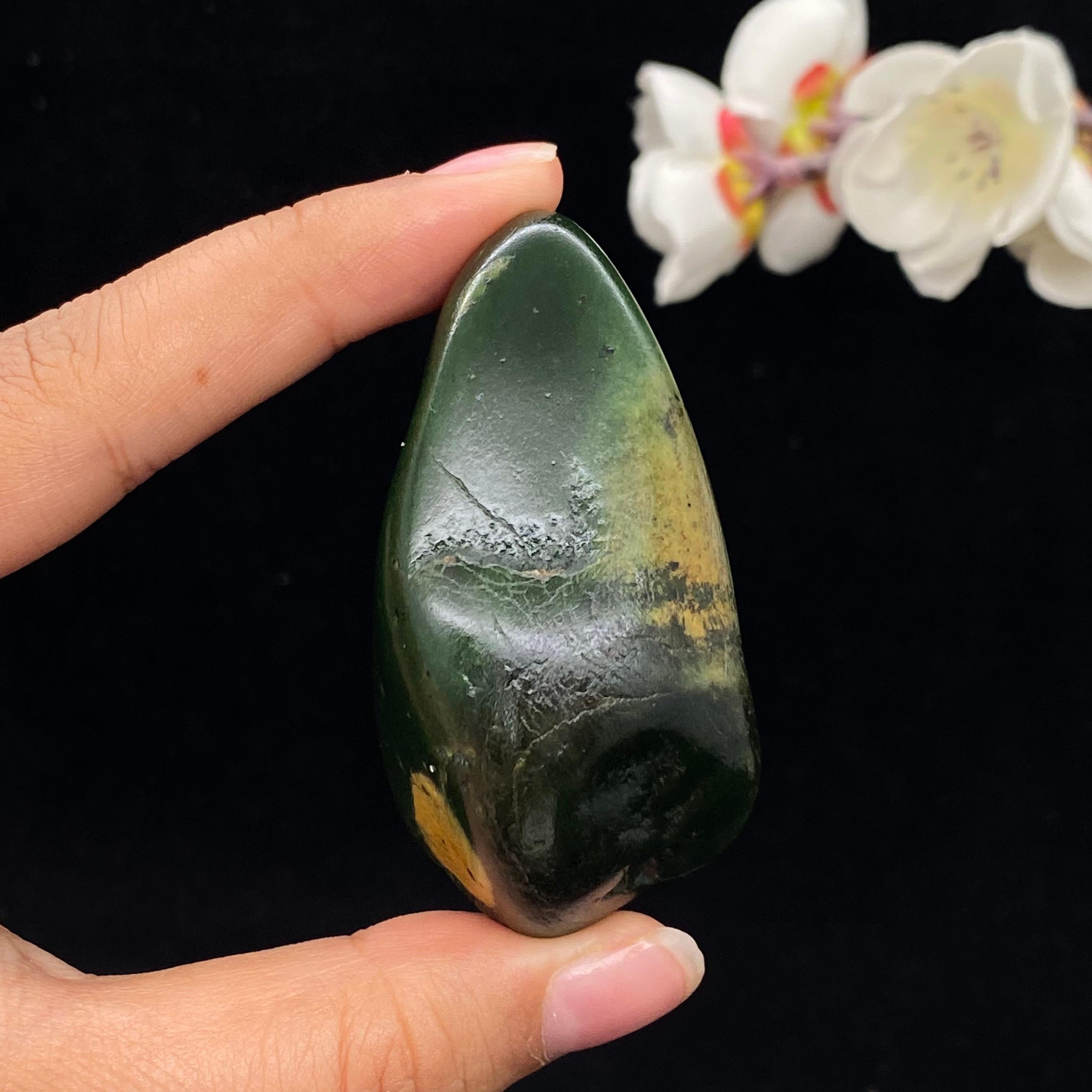 和田玉碧玉籽料手把件（124.5g）