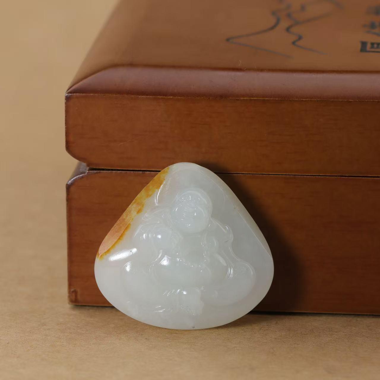 和田玉白玉籽料洒金皮弥勒佛吊坠（22.2g）