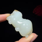 和田玉糖白小手把件马到成功（41.4g）