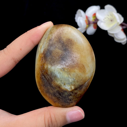 和田玉聚黄皮带翠籽料原石（156.7g）