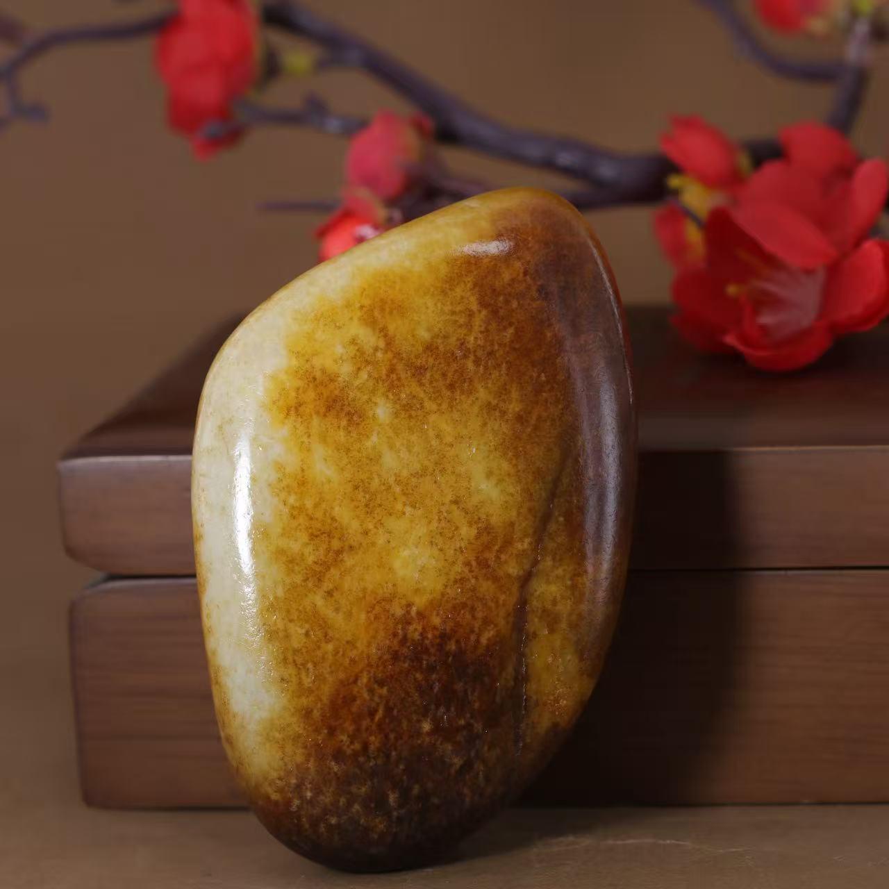 和田玉秋梨黑皮籽料原石（216.5g）