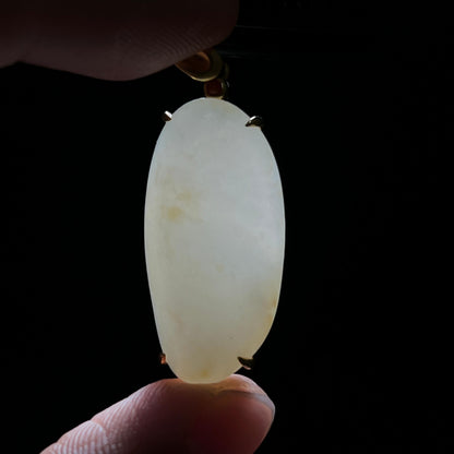 和田玉籽料淡淡的洒金皮羊脂白玉原石18k金镶挂件（6.8g）