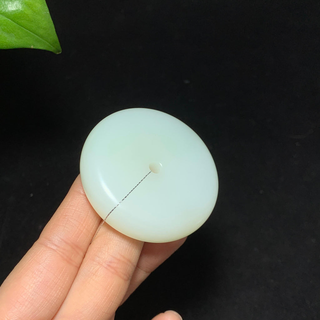 高品质和田羊脂白玉带翠平安扣挂件（66.3g）
