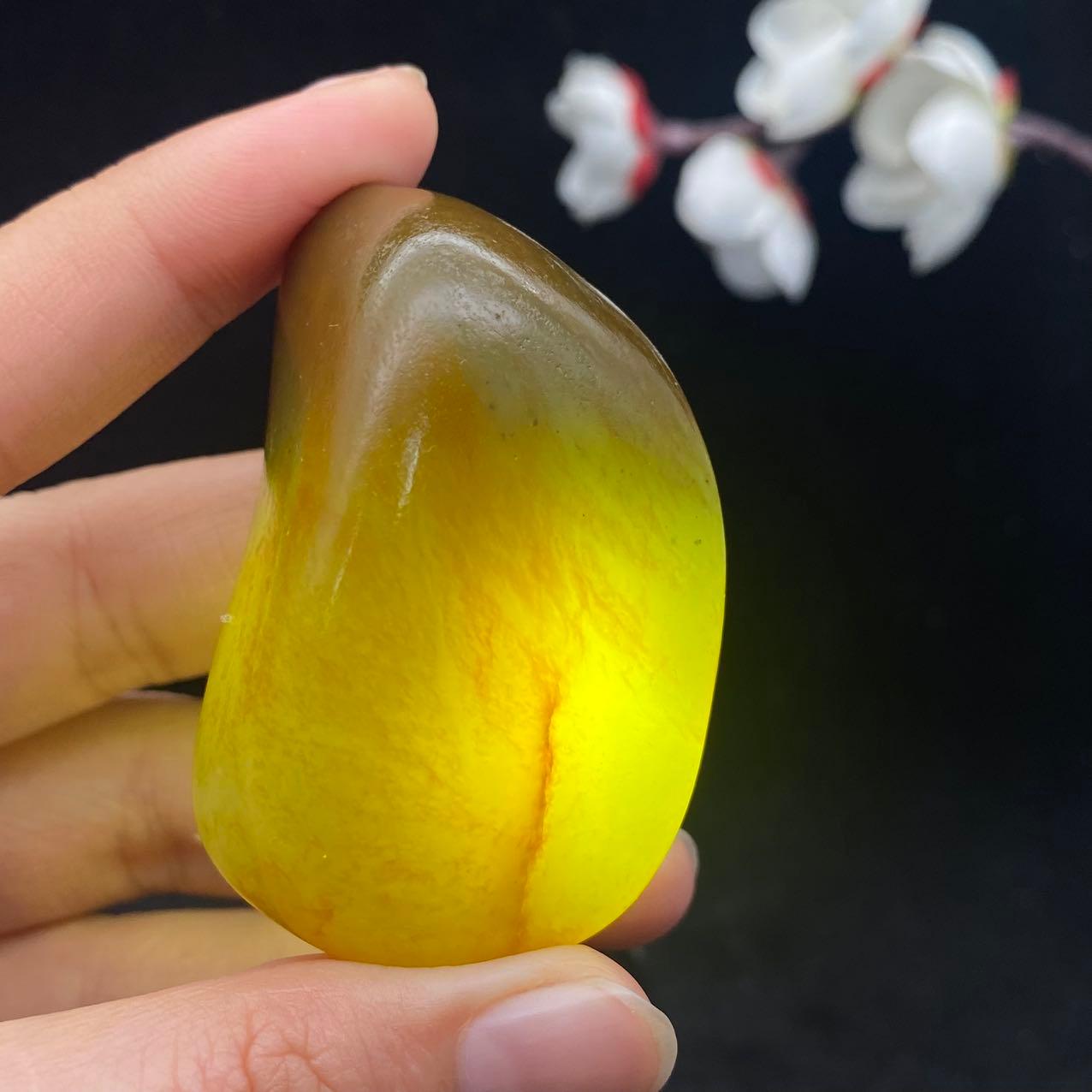 和田玉聚黄皮带翠籽料（68.8g）