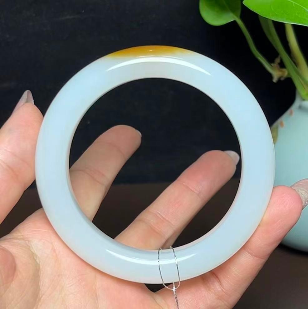 和田羊脂玉糖白一口糖正圈手镯（73.3g）