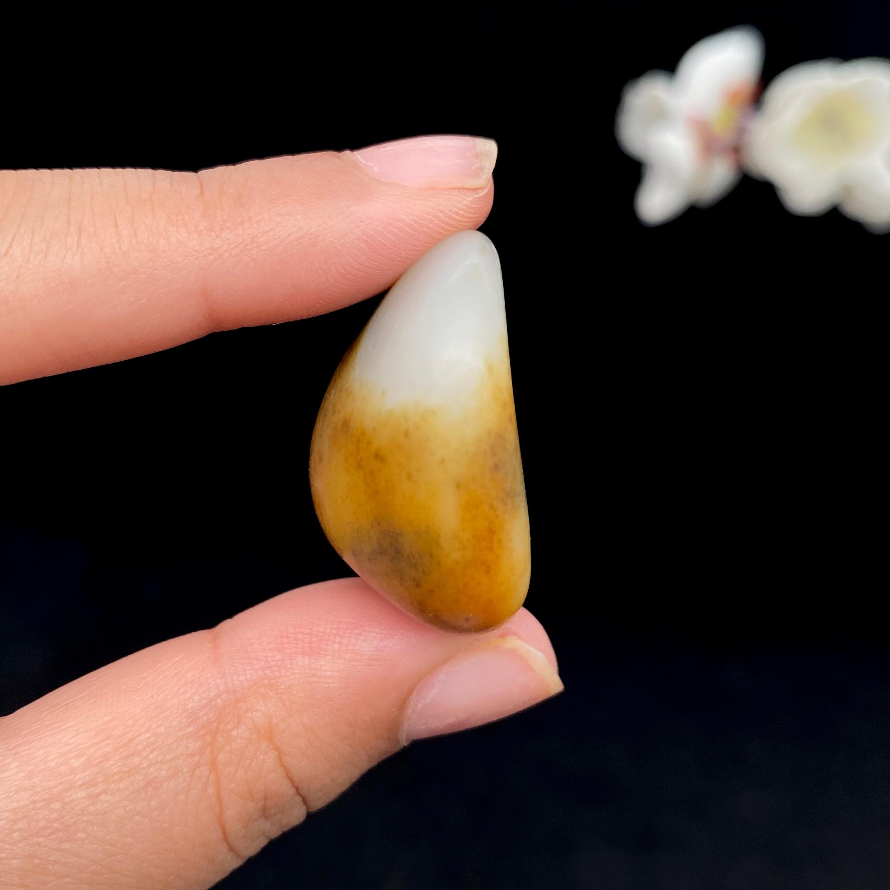 和田玉聚黄皮青花底籽料挂件（21.5g）