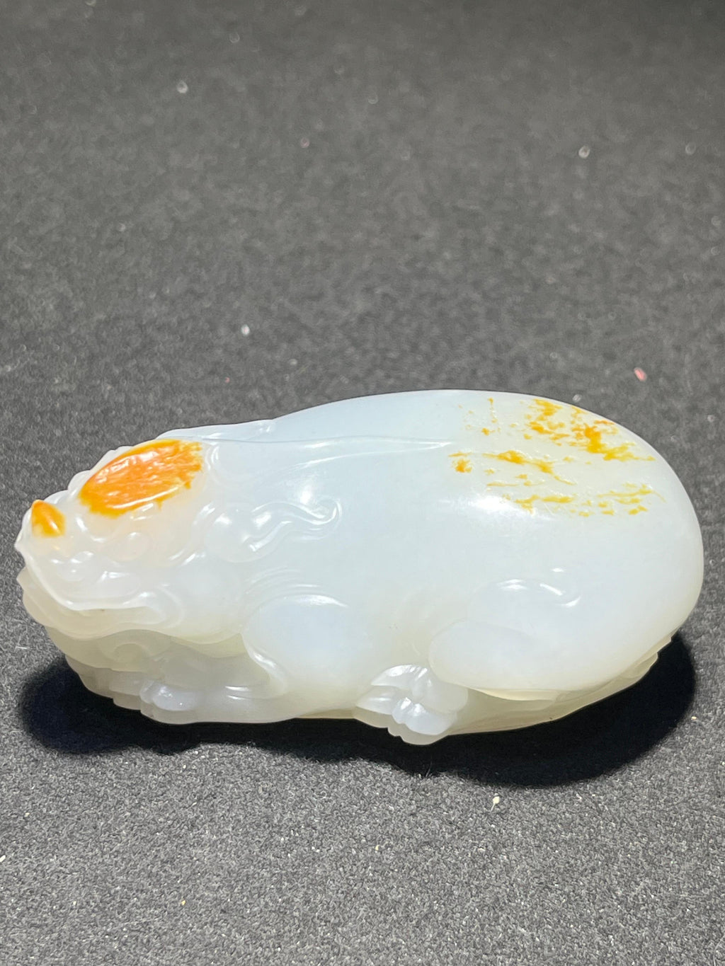 和田玉籽料白玉貔貅。（137.0g）