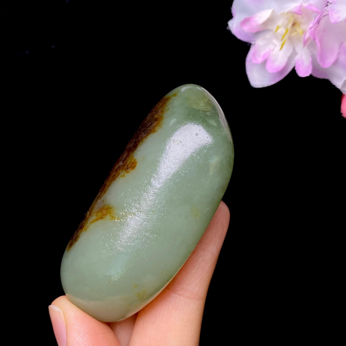 和田玉沙枣青聚黑皮籽料（72.3g）