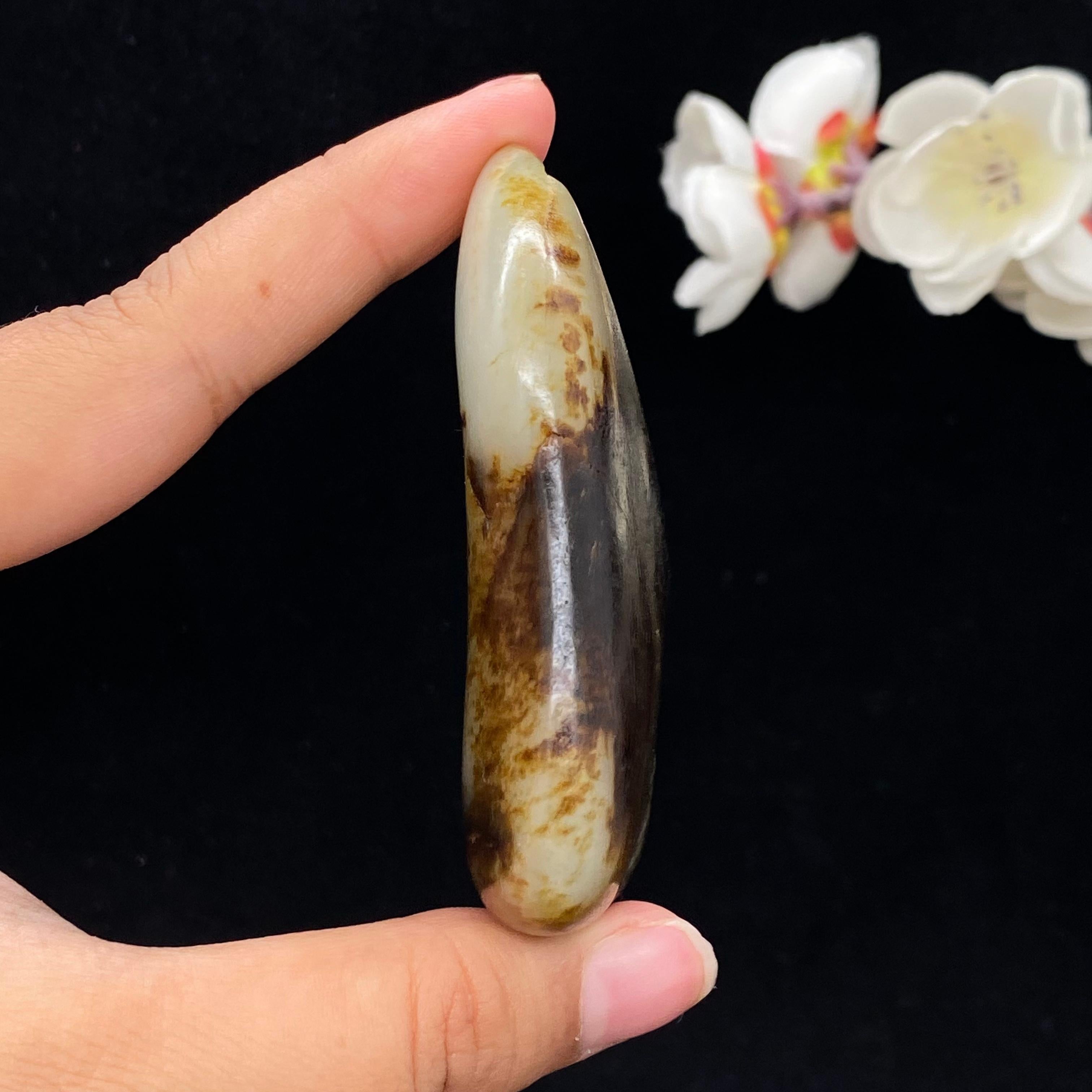 和田玉聚黑皮籽料手把件（89.3g）