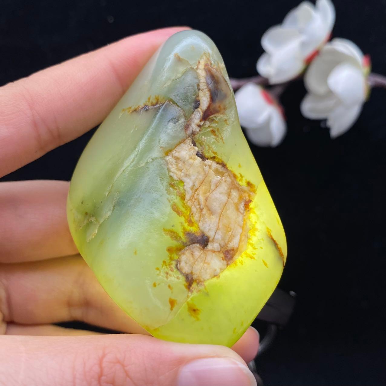 和田玉洒金皮带翠籽料（98.4g）