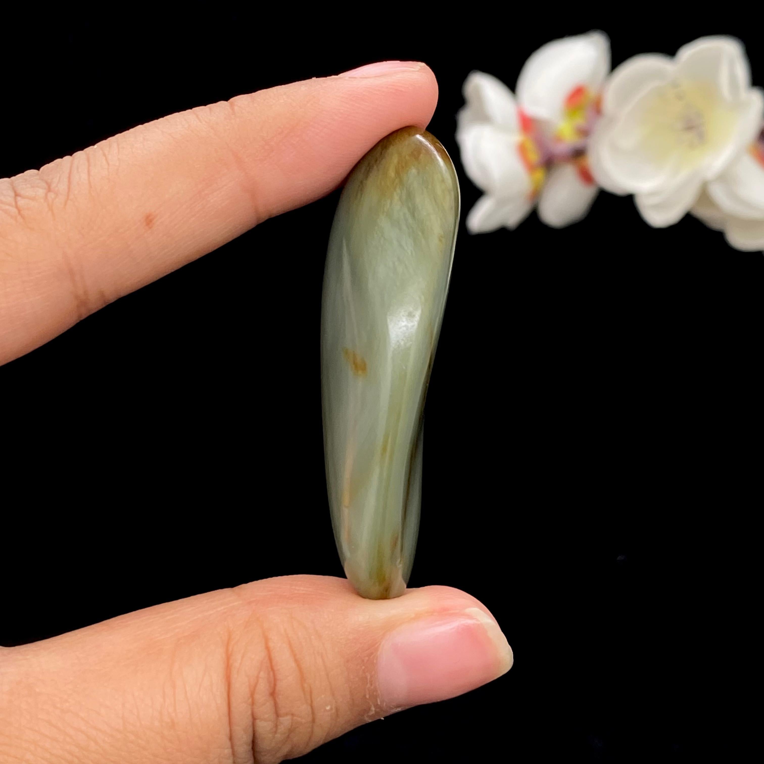 和田玉沙枣青带黄皮籽料（30.3g）