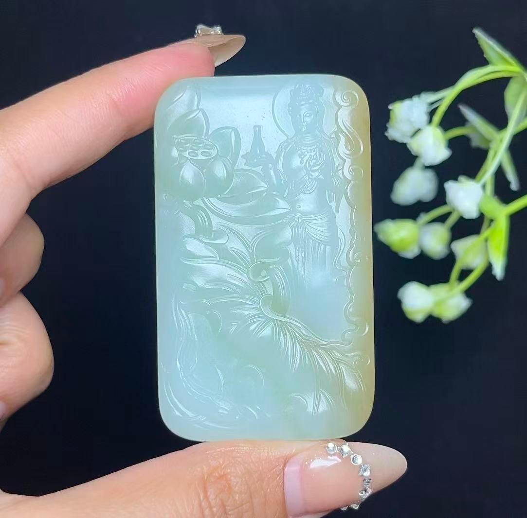 和田玉糖白带翠青莲花观音山水牌（76.2g）