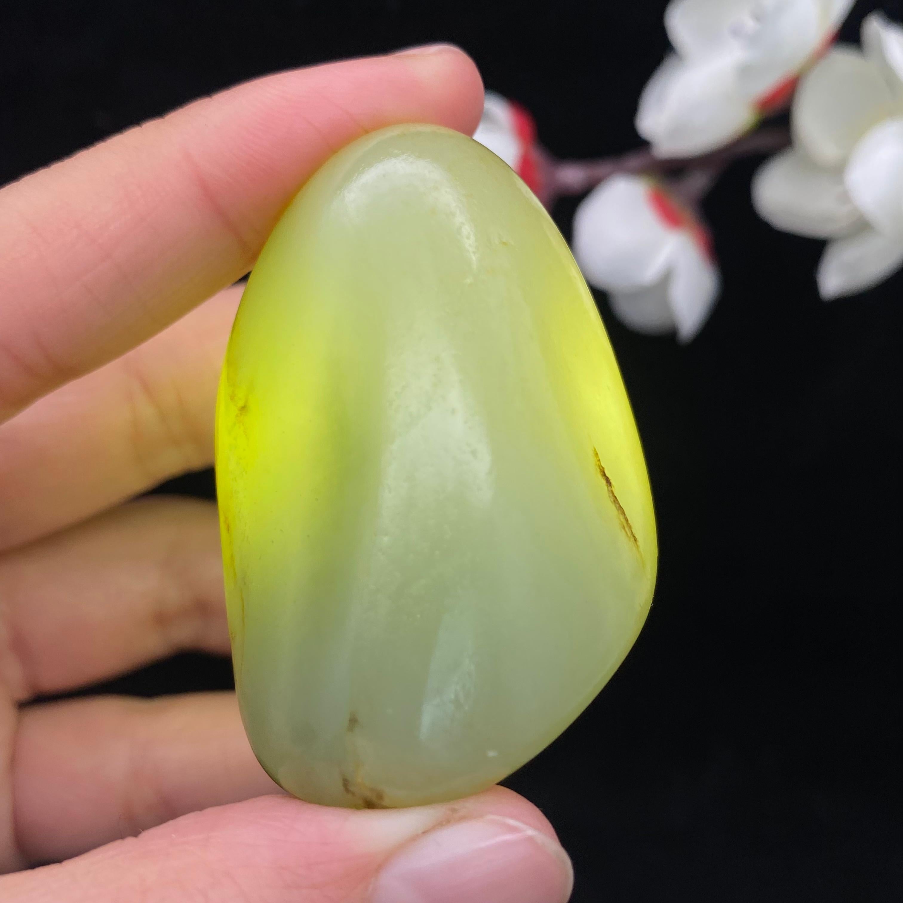 和田玉青白玉带翠籽料原石（70.2g）