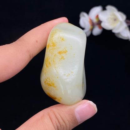 和田玉洒红皮籽料手把件（106.7g）