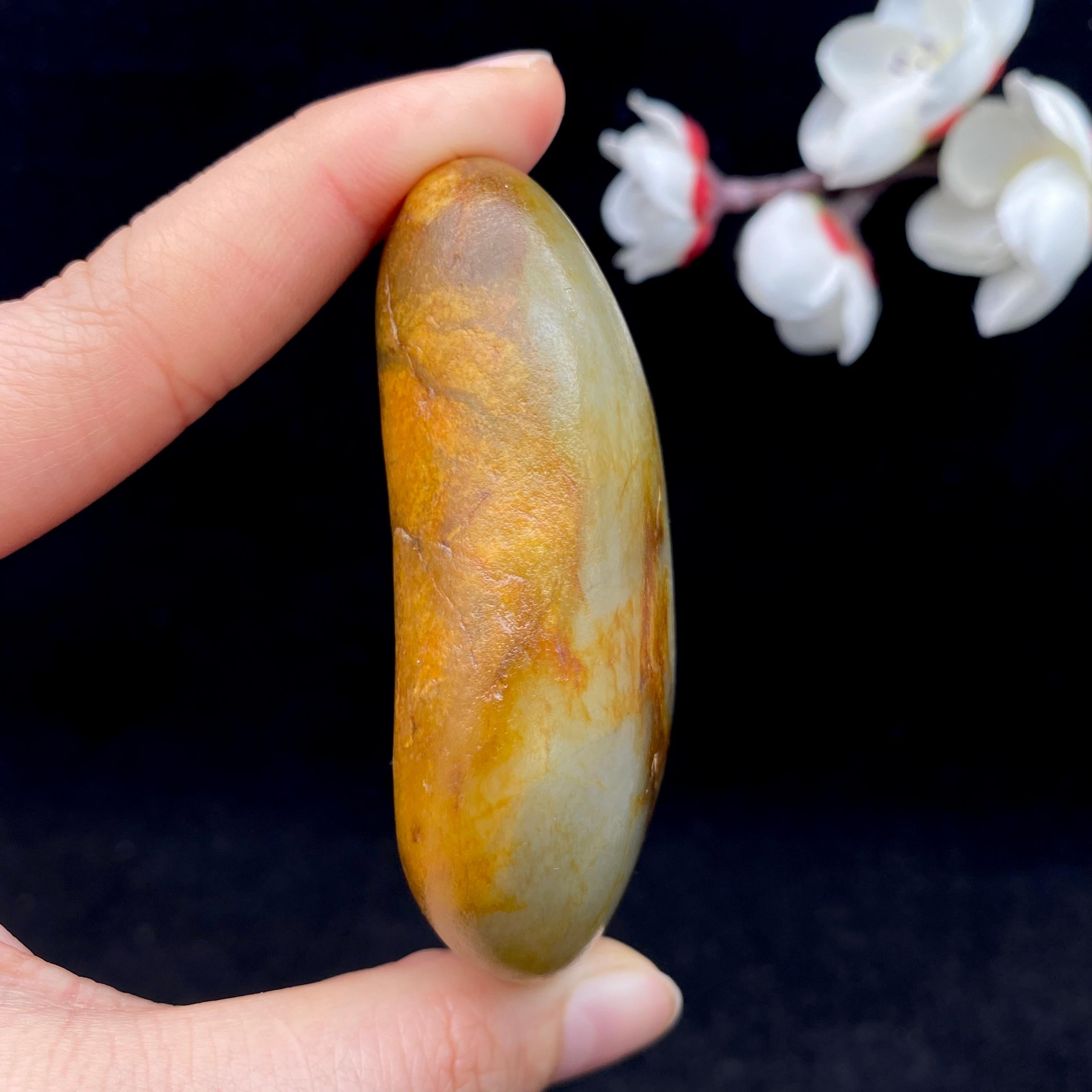 【超值推荐】和田玉聚黄皮籽料手把件（146.3g）