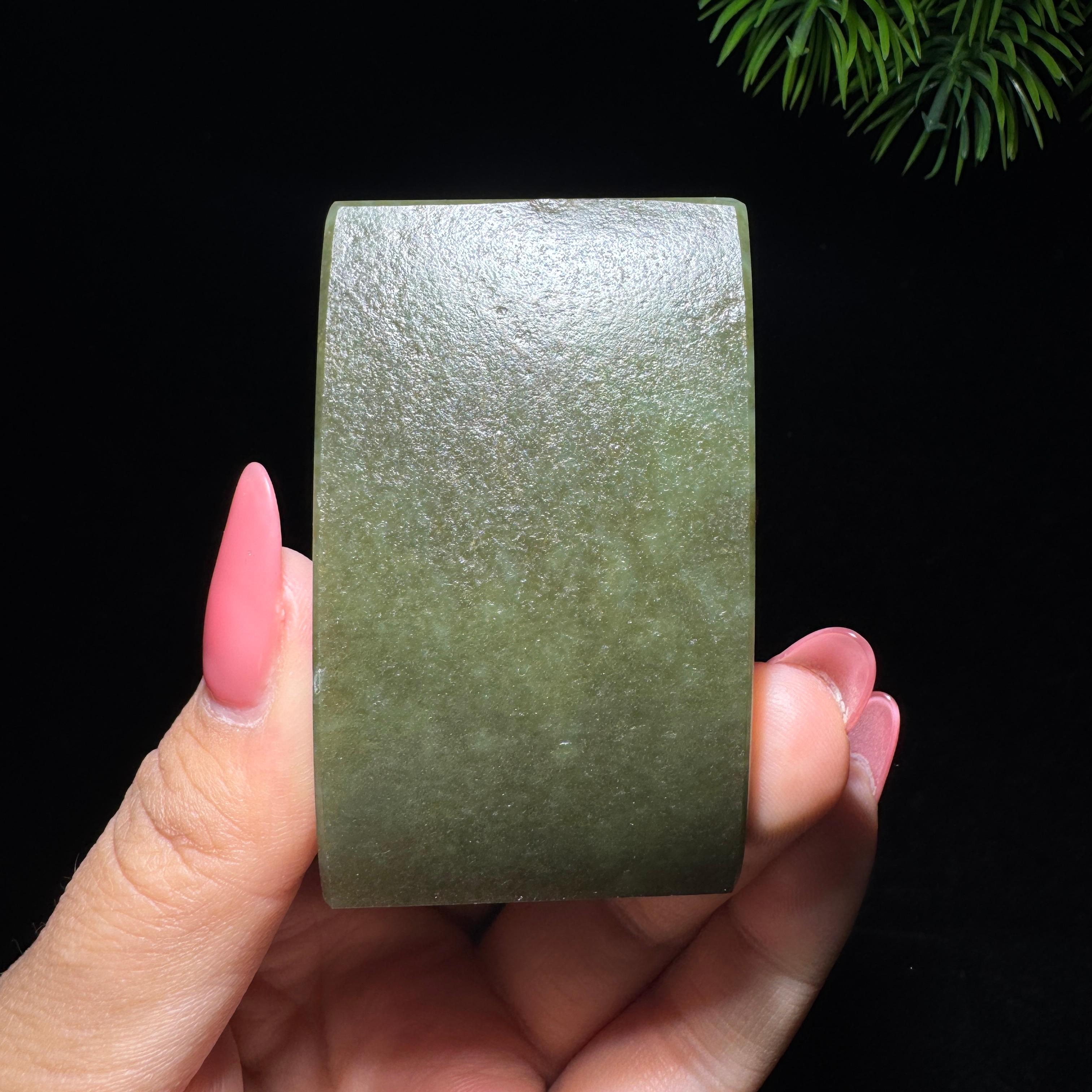 和田玉籽料沙枣青无事牌（74.0g）