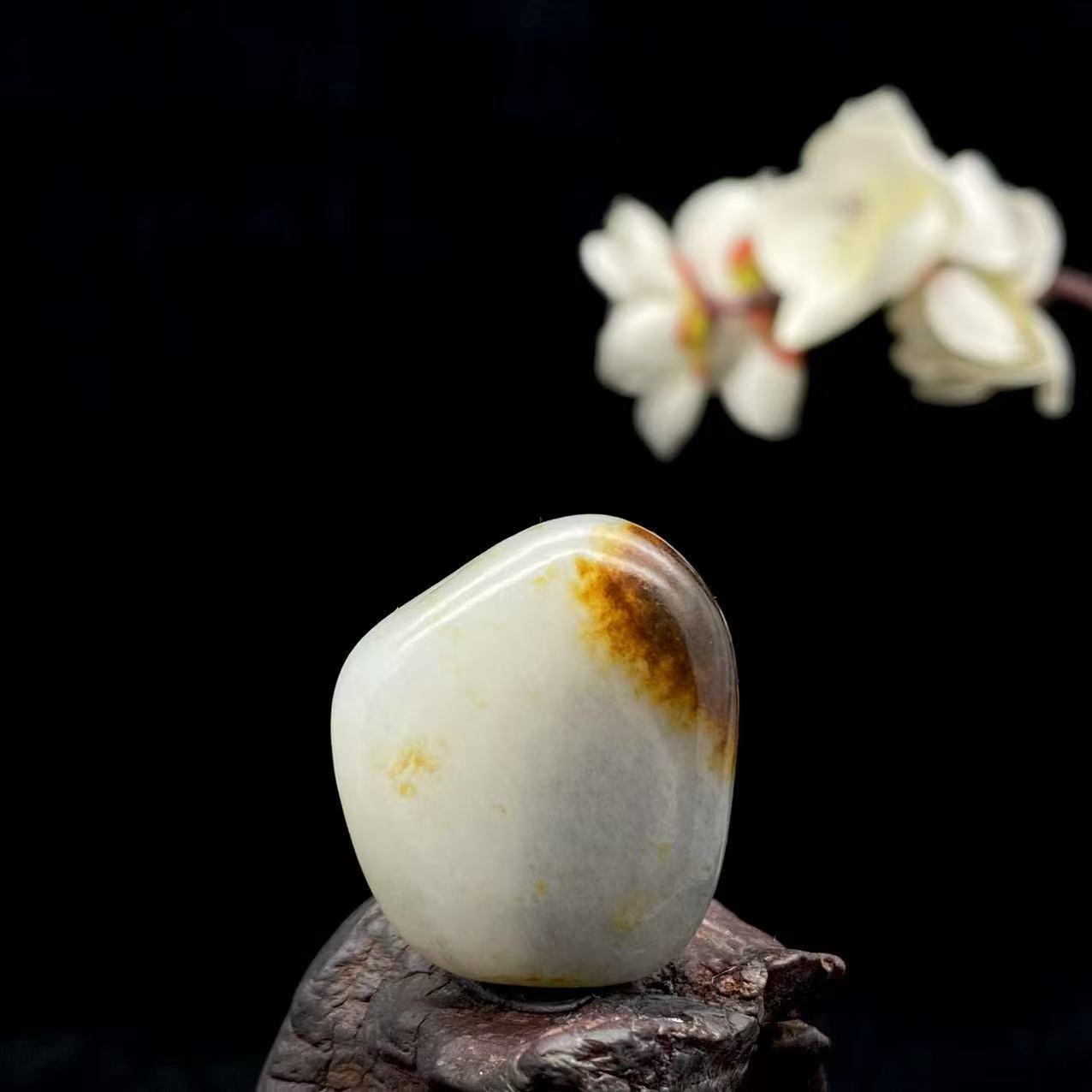 和田玉聚黄皮青花籽料吊坠籽（12.8g） – 厚德载玉