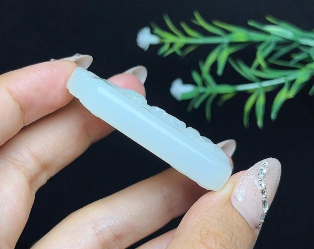 和田玉羊脂白玉持莲观音（38.9g）