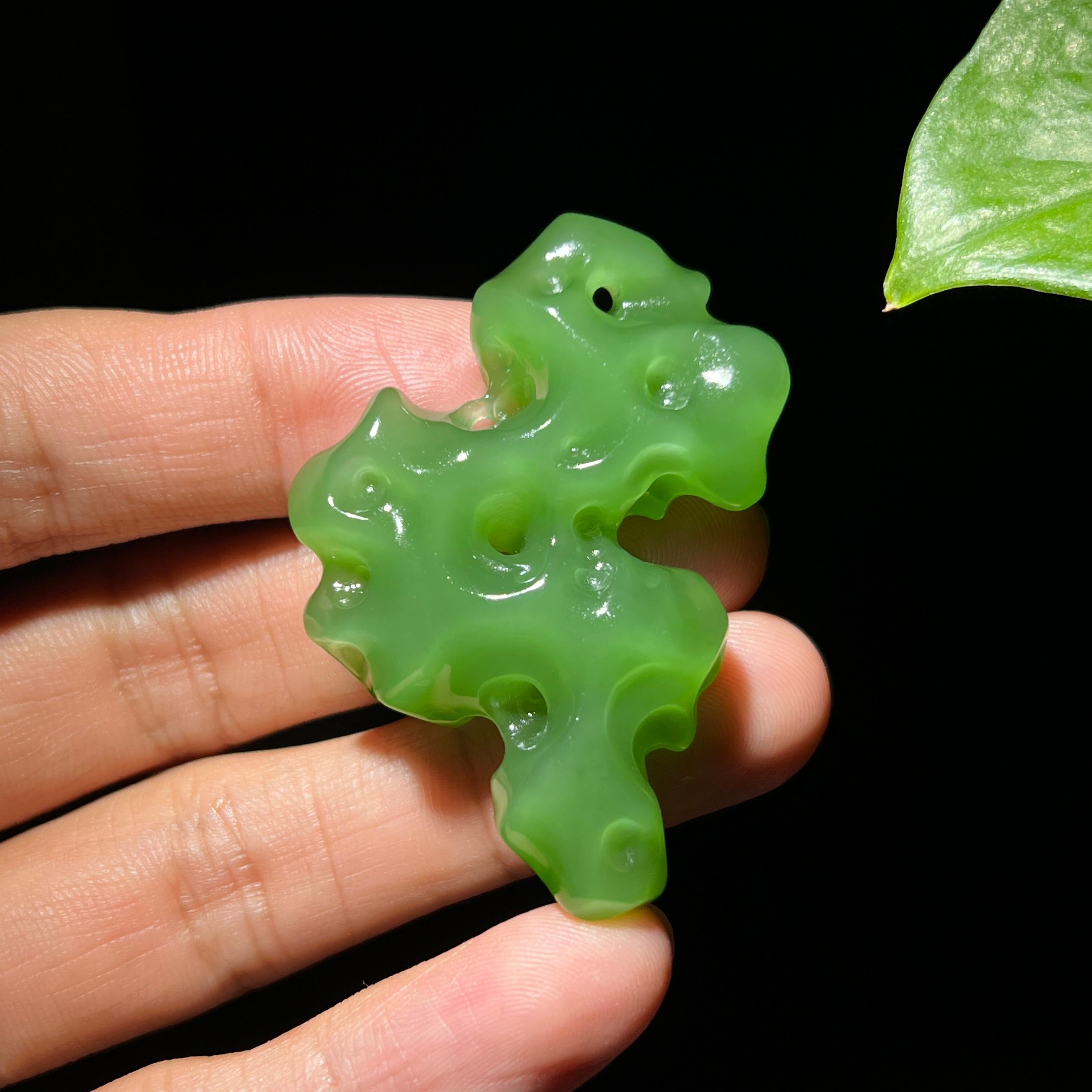 和田玉碧玉冰底苹果绿太湖石挂件（23.2g）