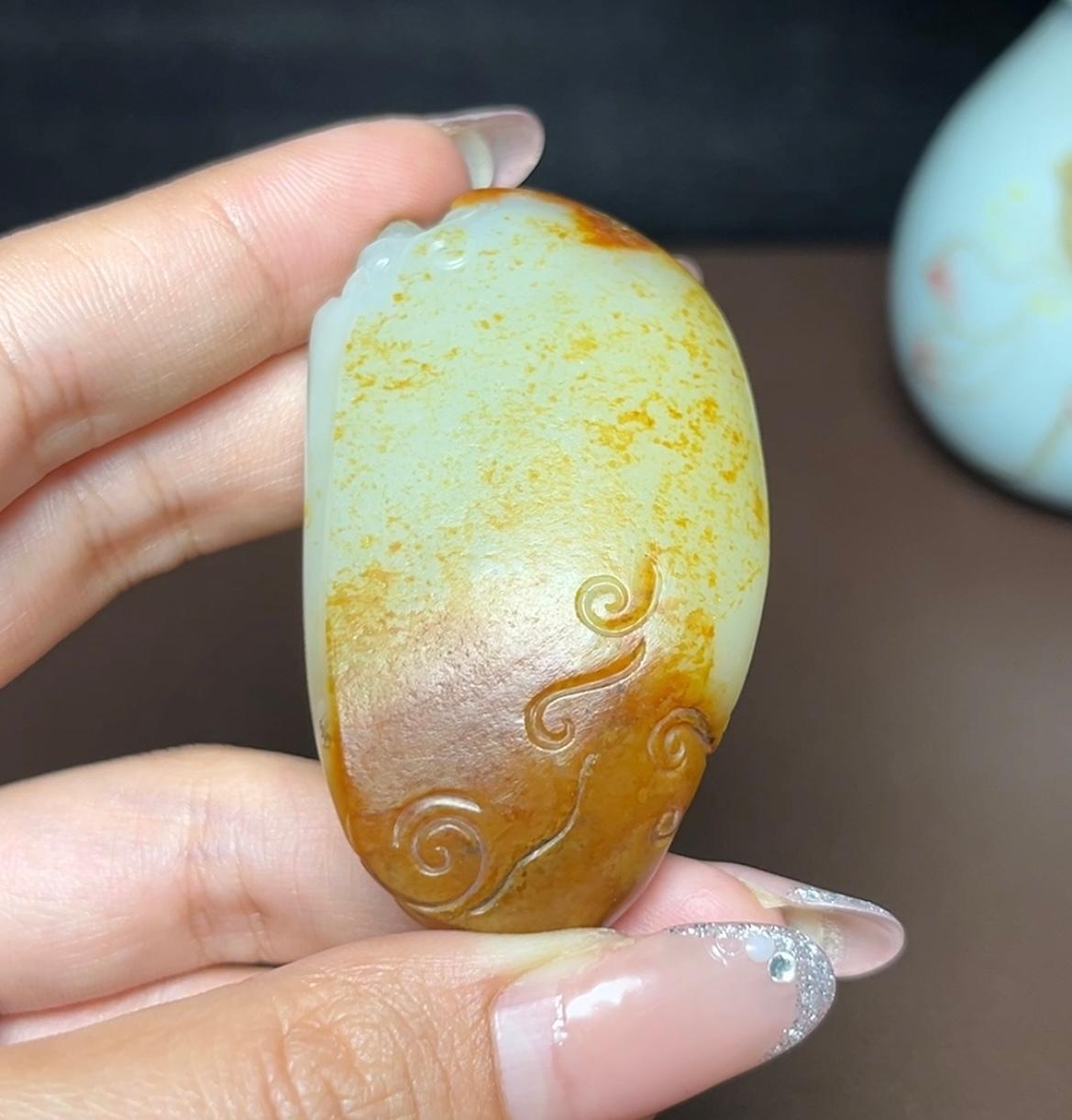 新疆和田玉玛丽艳籽料天地红皮白肉貔貅府上有龙（61.5g）