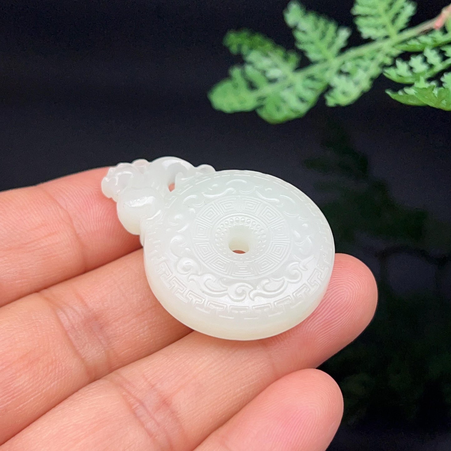 和田玉羊脂白玉翠色仿古必定成龙玉佩（15.7g）