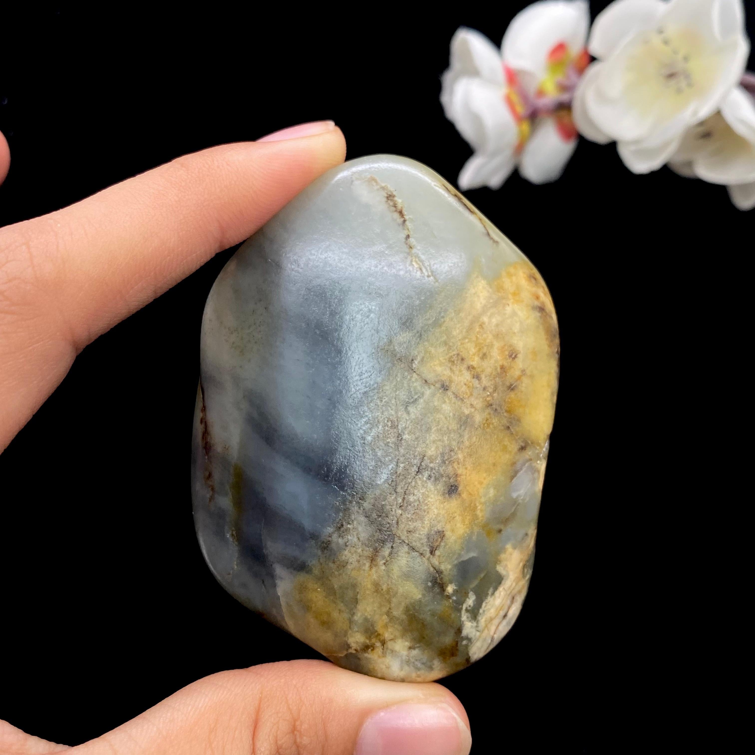 【超值推荐】 和田玉青花籽料手把件（134.1g）
