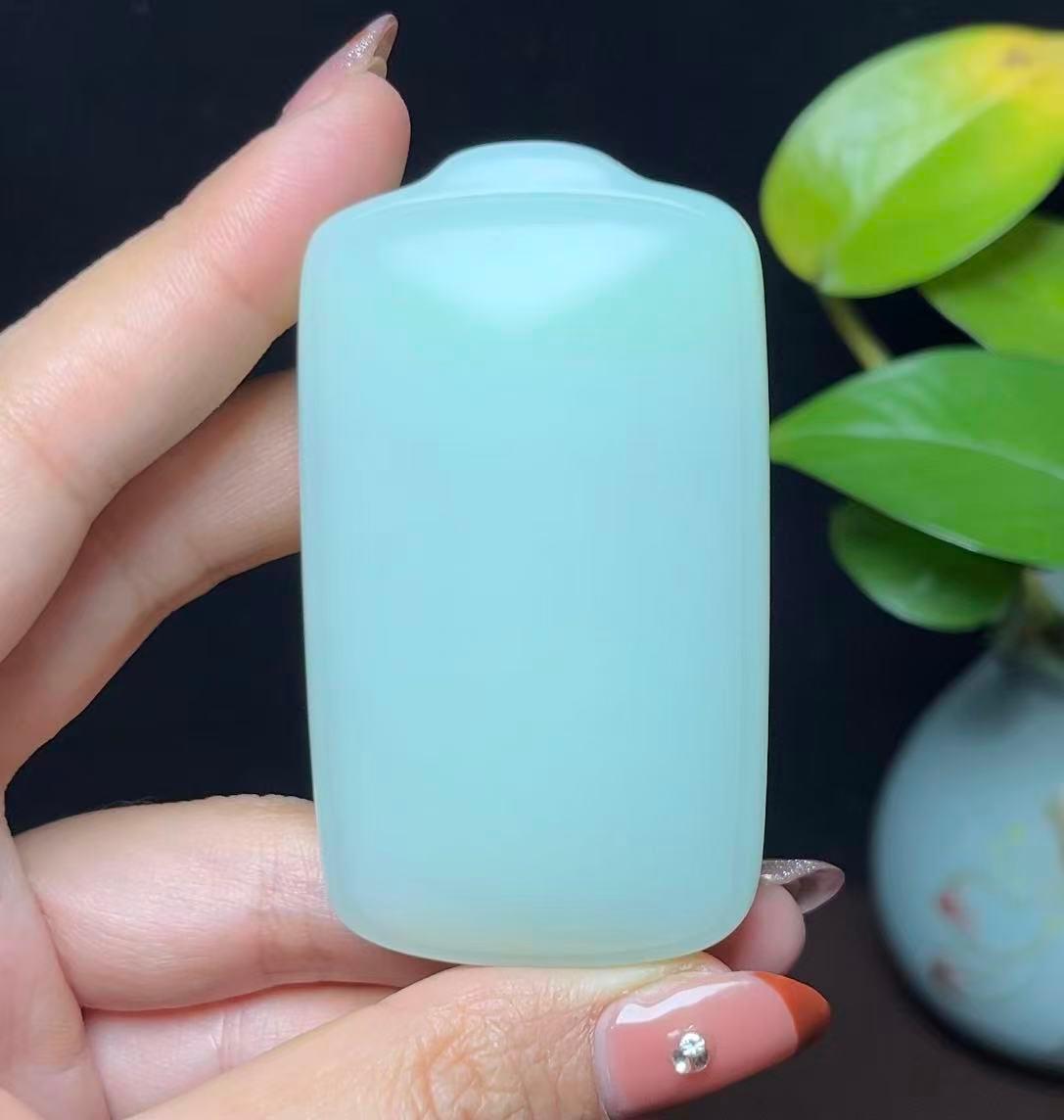 和田羊脂玉带翠平安无事牌（100.0g）