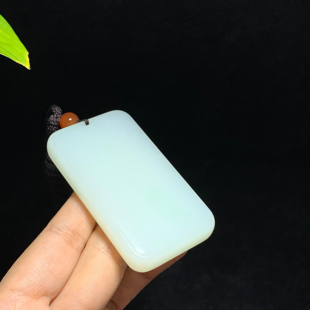 和田山料羊脂白玉带翠无事牌（88.4g）