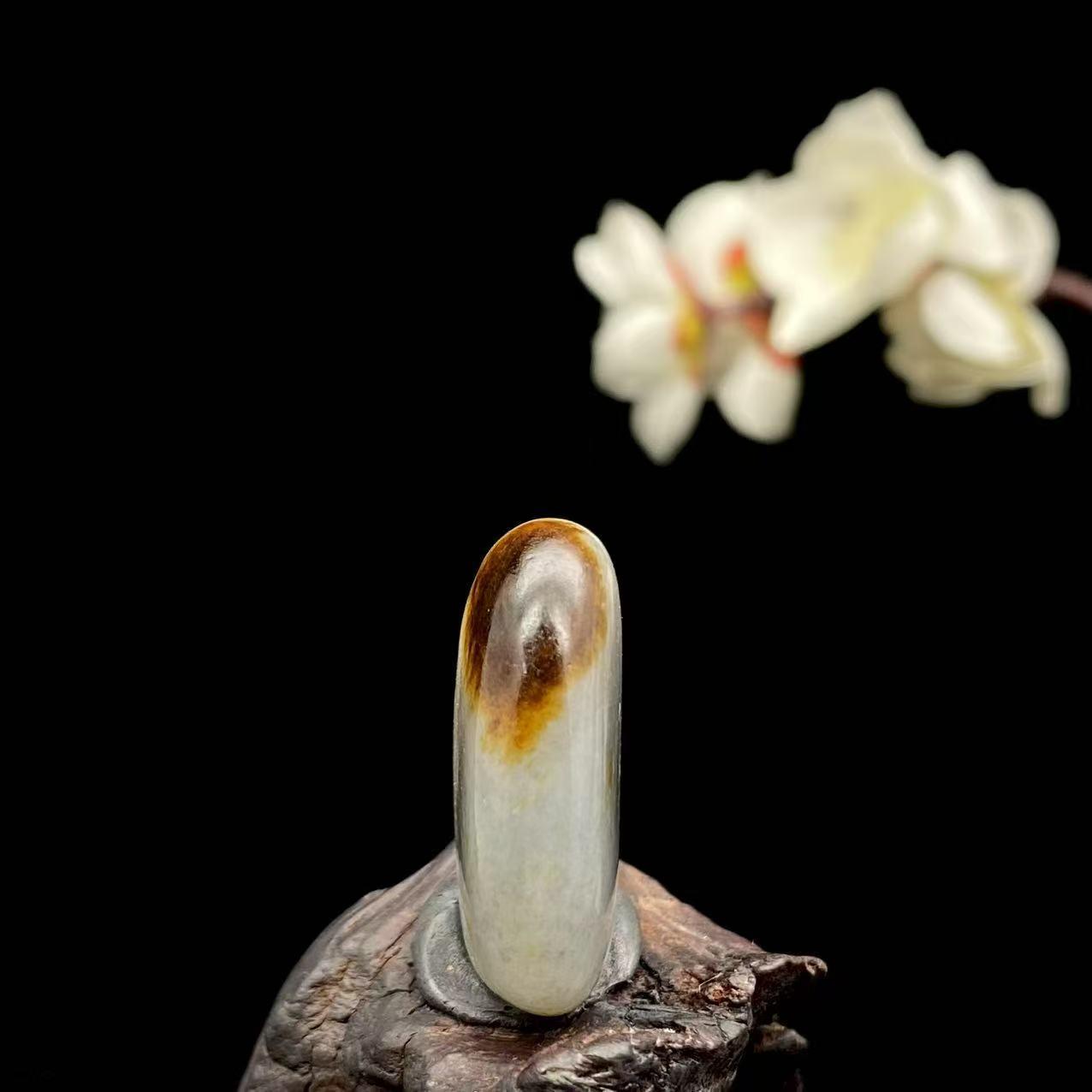 和田玉聚黄皮青花籽料吊坠籽（12.8g） – 厚德载玉