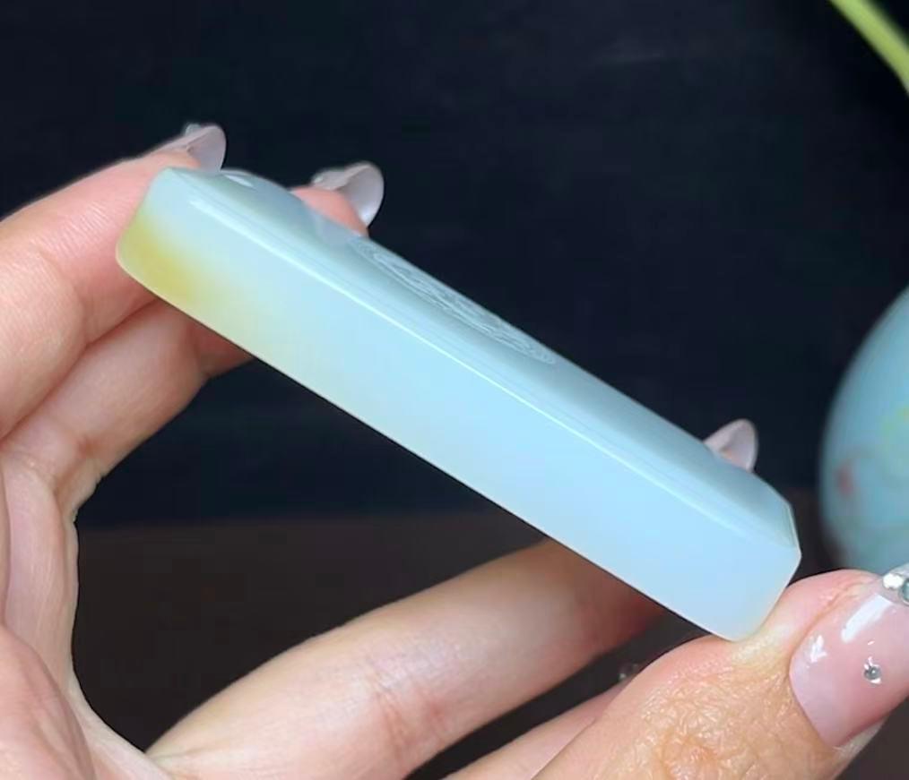 新疆和田玉且末糖仿古龙平安无事牌（85.0g）