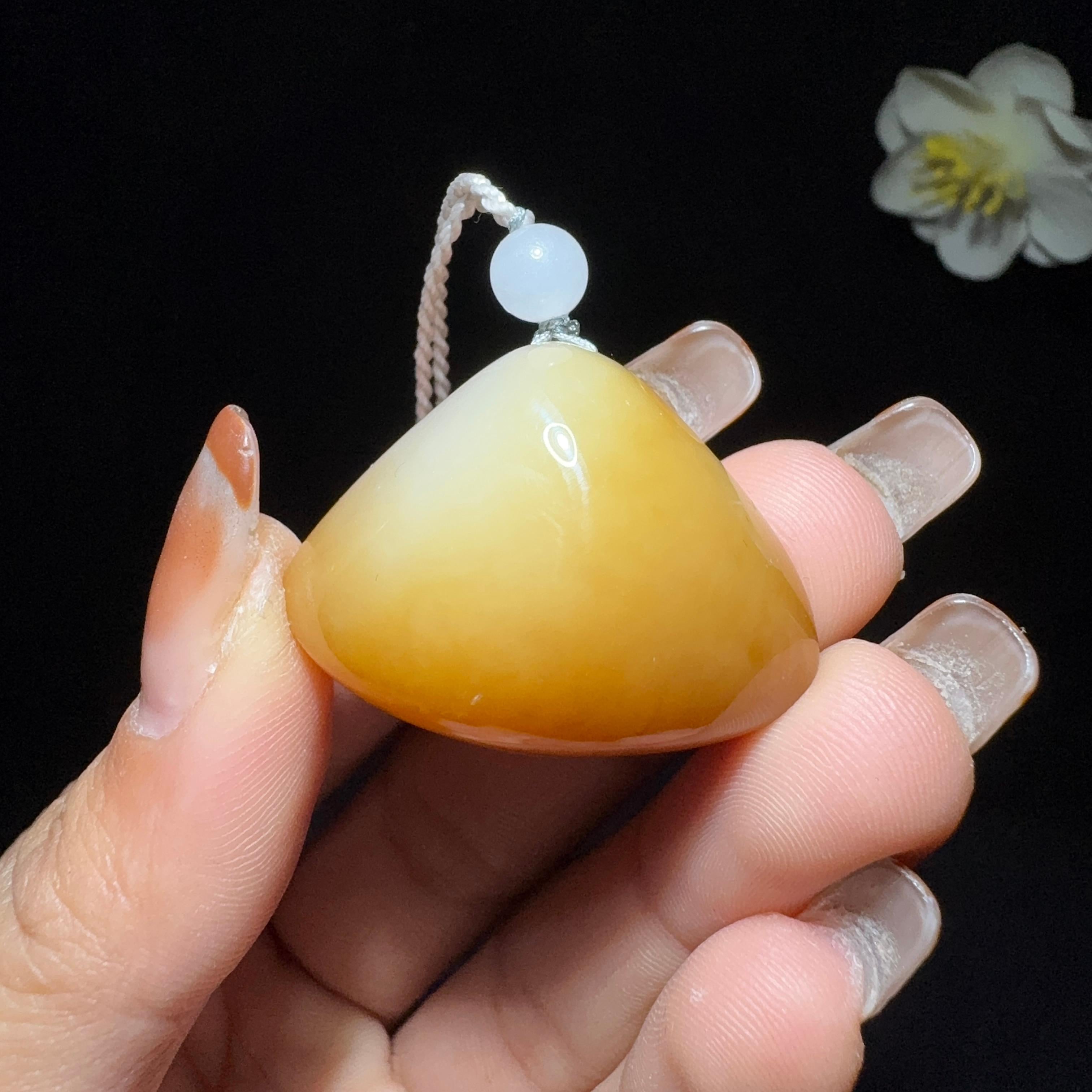 精品特色和田玉糖白随形吊坠（20.4g）