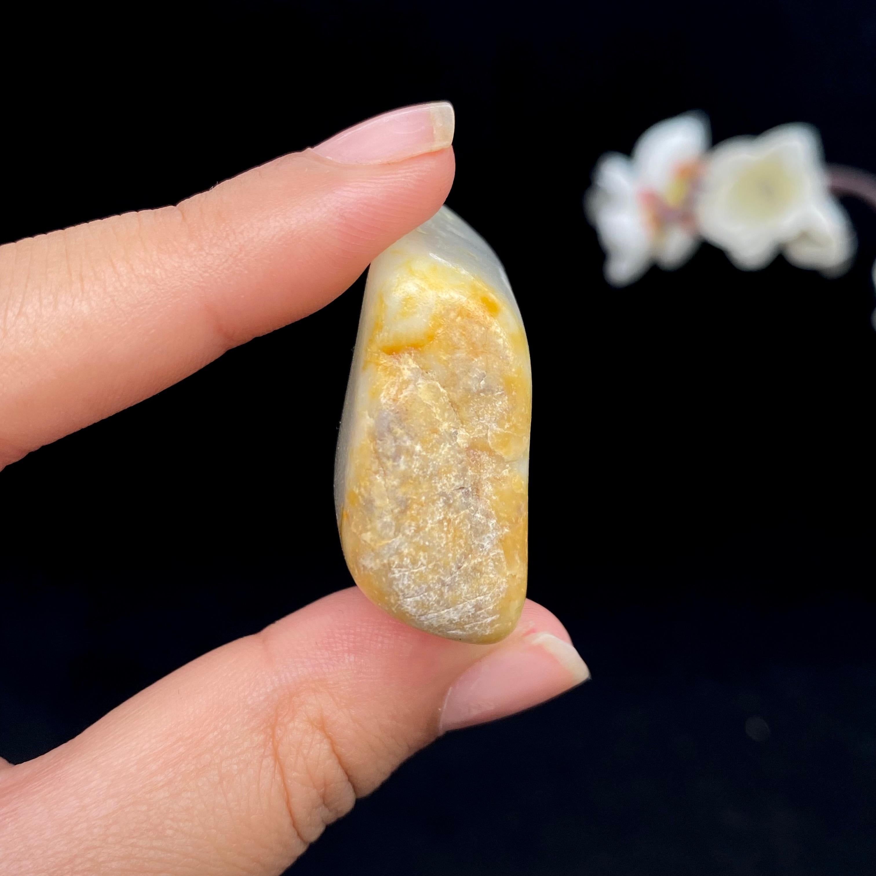 和田玉白玉带黄皮籽料挂件（32.8g）