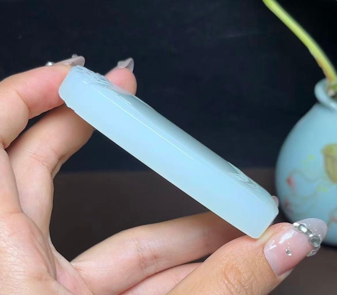 新疆和田玉且末料带翠羊脂玉平安无事牌（93.1g）