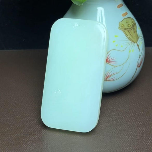 新疆和田玉且末料带翠色平安无事牌挂件（95.6g）