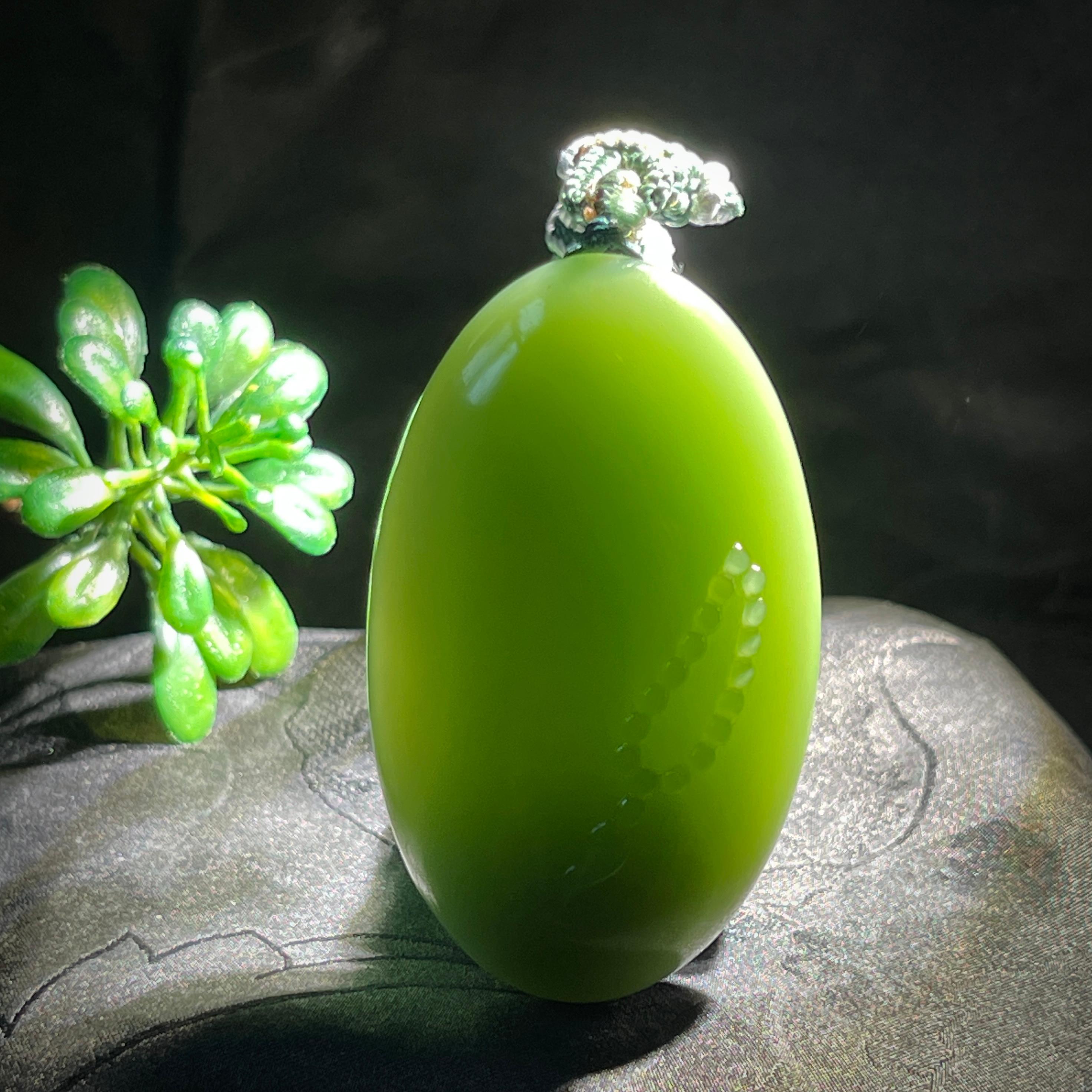 和田玉碧玉緑色バングル 約56mm 和田玉碧玉粉绿金镶佛公牌（31.6g） – 厚德载玉