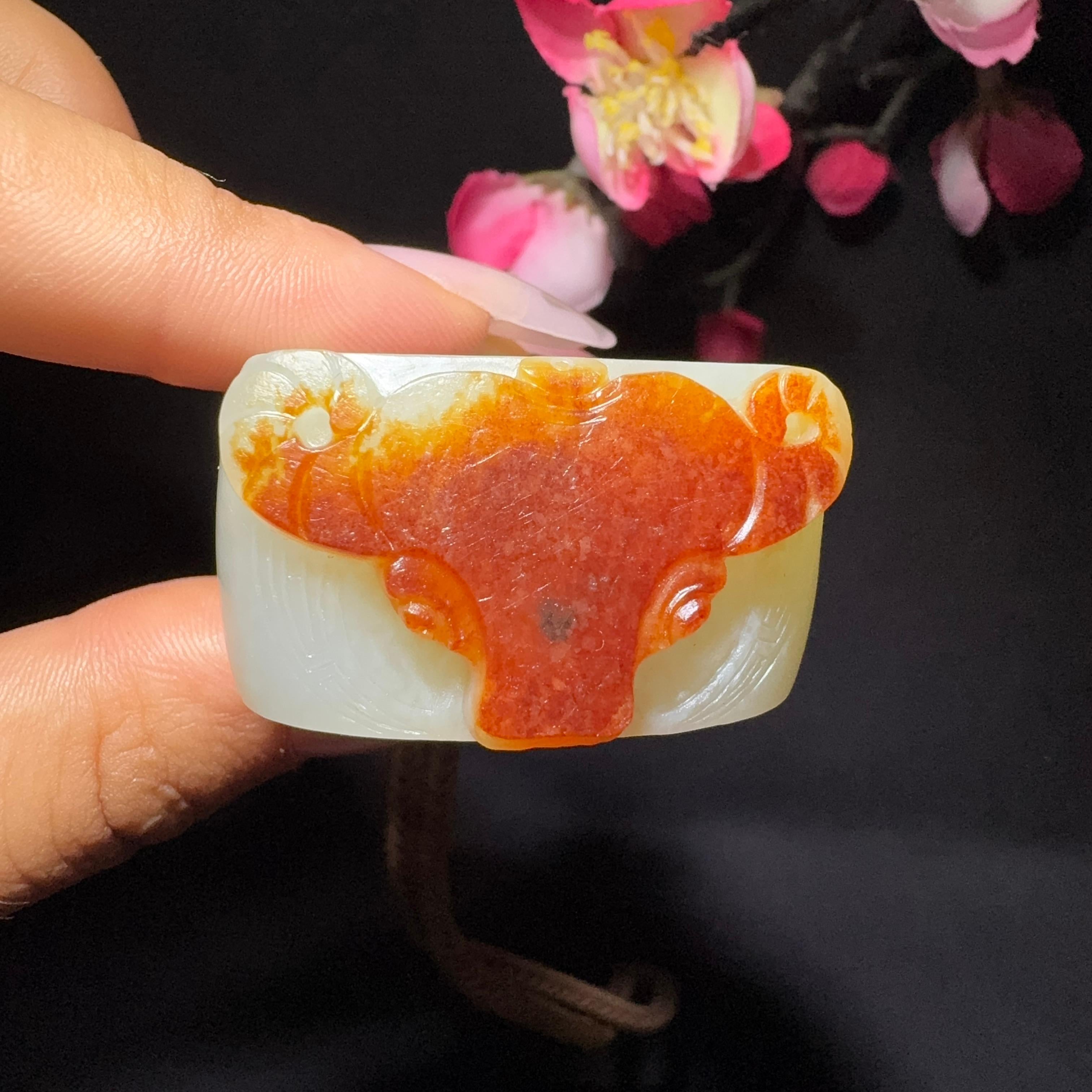 和田玉籽料扳指牛气冲天（60.8g）