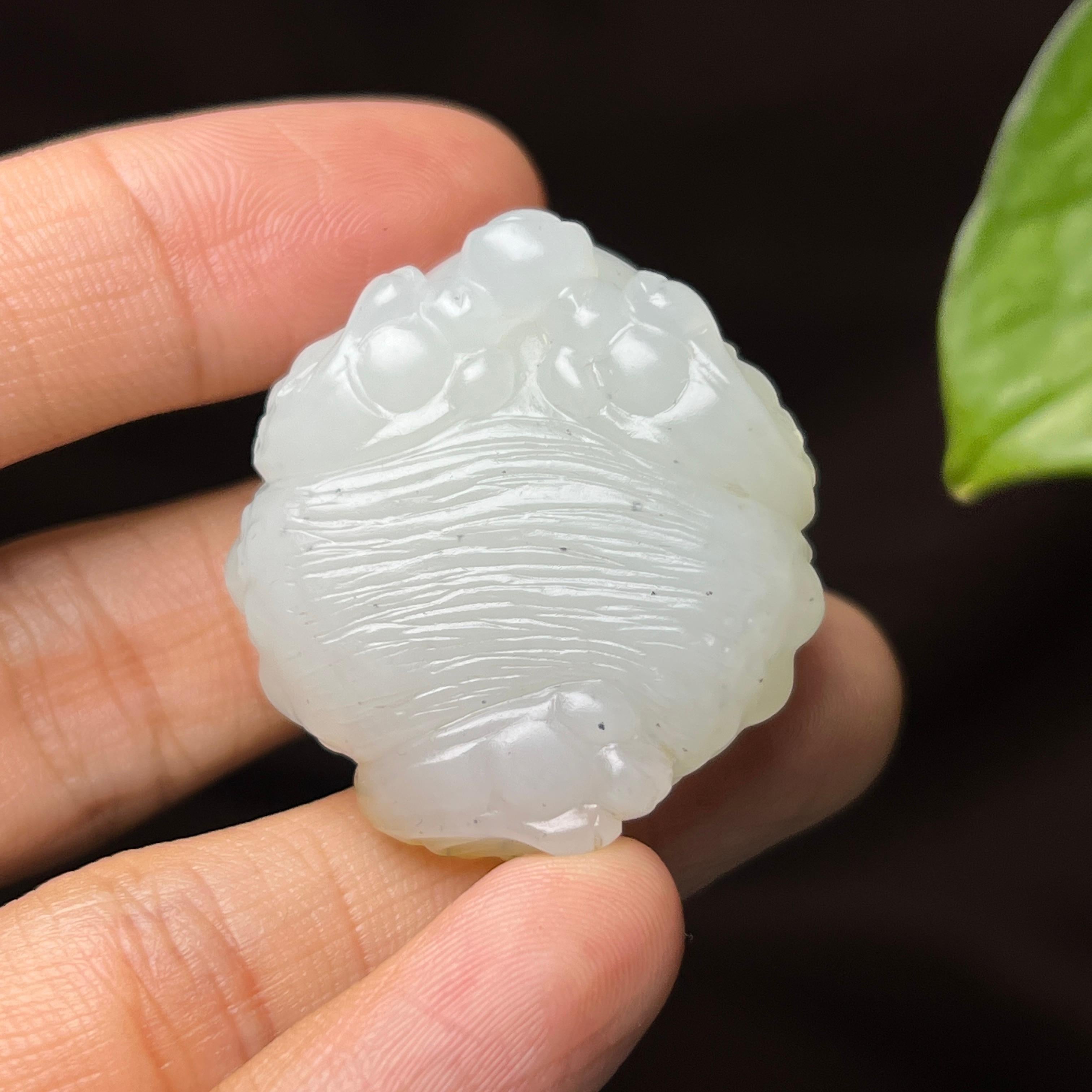 和田玉籽料三色糖点墨青花三足金蟾挂件（37.4g）