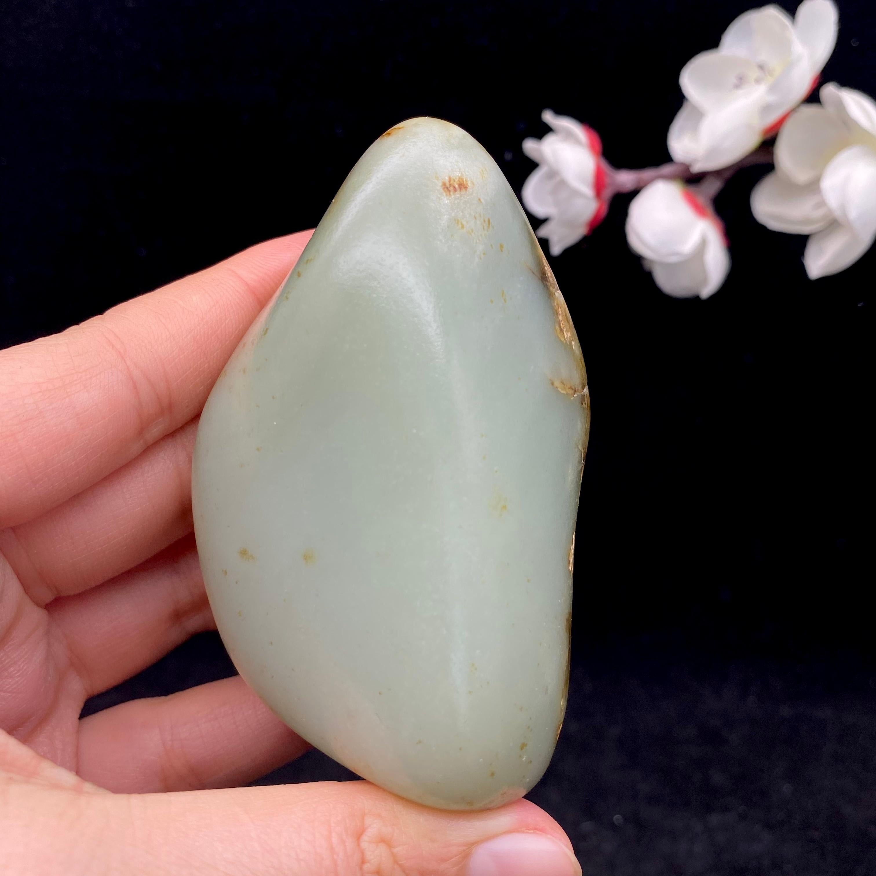 和田玉青白玉带翠籽料（190.3g） – 厚德载玉