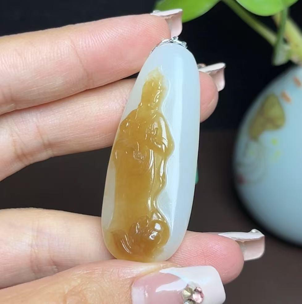 新疆和田玉且末糖白羊脂玉站观音（17.1g）