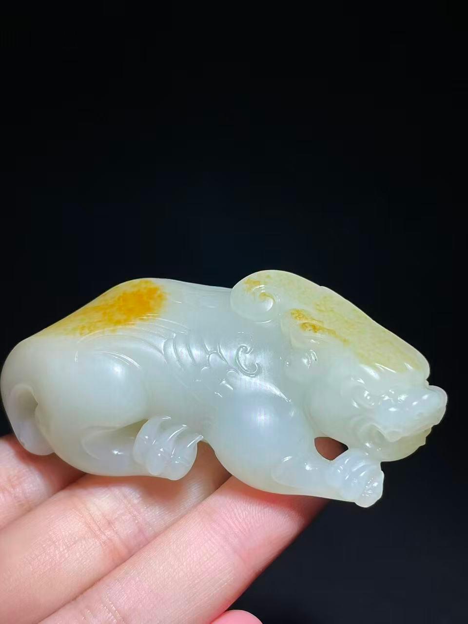 和田玉籽料白玉貔貅。（88.2g）